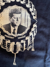 画像をギャラリービューアに読み込む, PRESIDENT KENNEDY T-SHIRT / NAVY